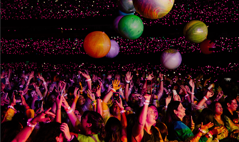 Coldplay throwing huge balls during the show